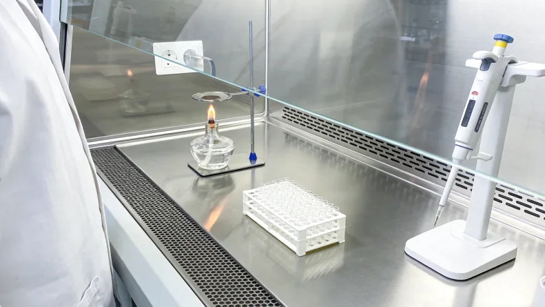 医生与患者沟通基因检测报告的场景