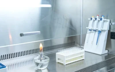 一位女士拿着手机，看着基因检测报告，表情疑惑。