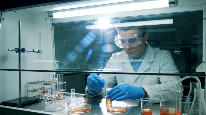 病理科医生正在处理组织蜡块