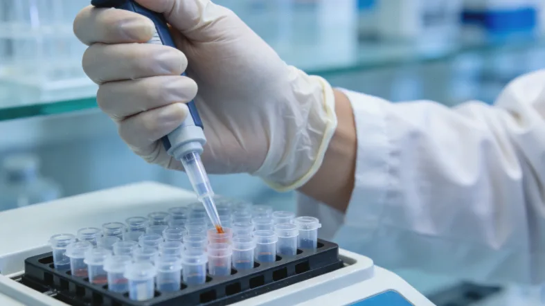 医生与患者家属沟通基因检测报告