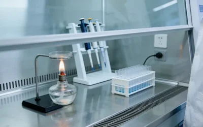 一位医生正在向患者展示基因检测报告并进行讲解