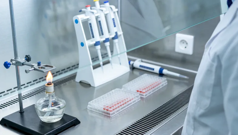 一位女性在诊室内与医生交谈，表情忧虑