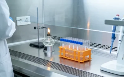 一位女性正在医生办公室查看病理报告