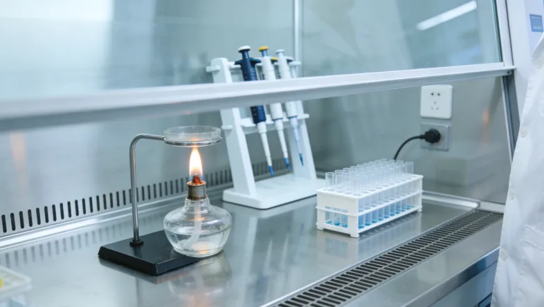 手术标本被及时放入福尔马林固定液的示意图