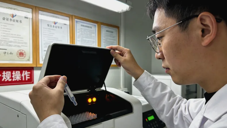 一位女性正在与医生共同查看基因检测报告