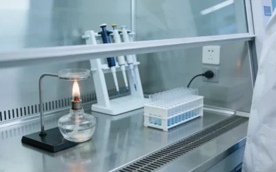 医生与患者共同查看病理报告的场景