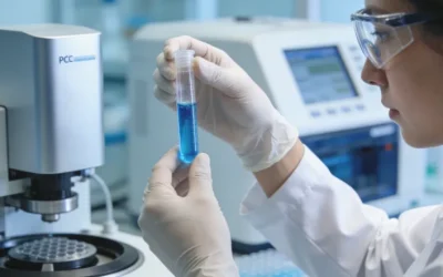 基因检测报告局部特写图，用荧光笔高亮标出“EGFR 19外显子缺失”和“MSI-H”两处结果。