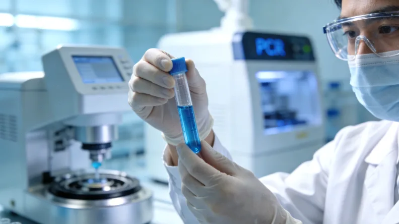 商业保险保单与医疗发票对比图