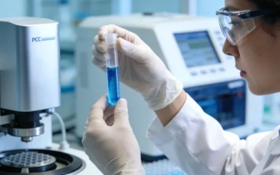 病理科医生在分子实验室操作精密仪器