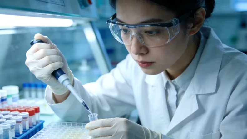 医生与咨询者绘制家族树进行沟通