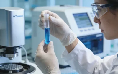 医生与患者共同查看基因检测报告