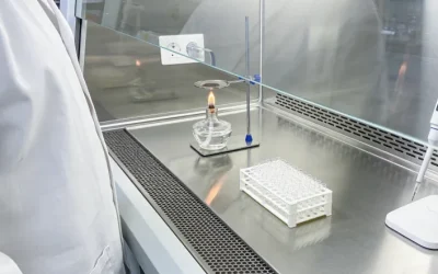 一位患者与医生共同查看基因检测报告