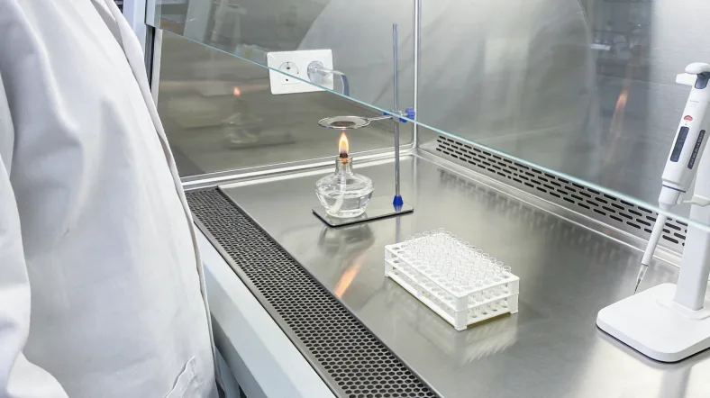 一位患者与医生共同查看基因检测报告