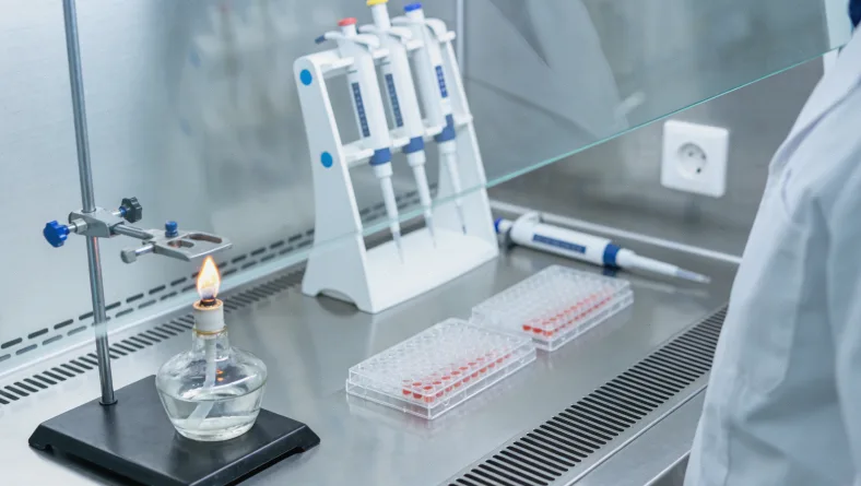 基因检测报告局部特写，用红圈标出“NTRK突变”字样