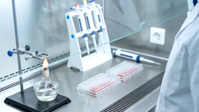 医生与患者家属沟通基因检测报告