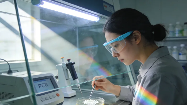 医生与患者正在病床前沟通病情