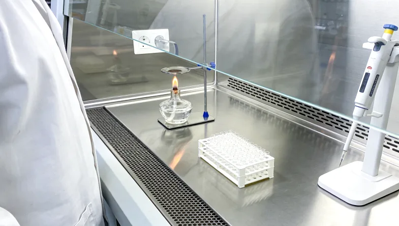 医生同时观看基因图谱与影像图片