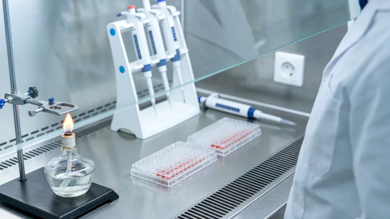 一份带有疑问标记的病理报告和基因报告并列