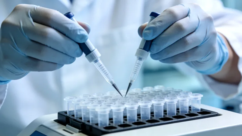 放大镜聚焦在报告上的“相对风险2倍”字样