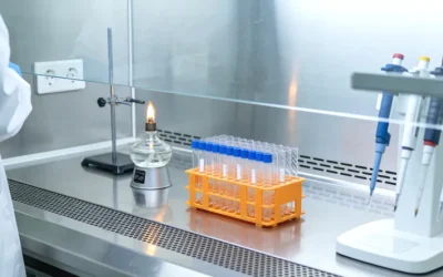 一个人困惑地看着布满复杂图表的基因检测报告