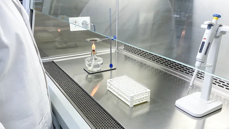 医生与患者讨论骨转移CT影像的示意图