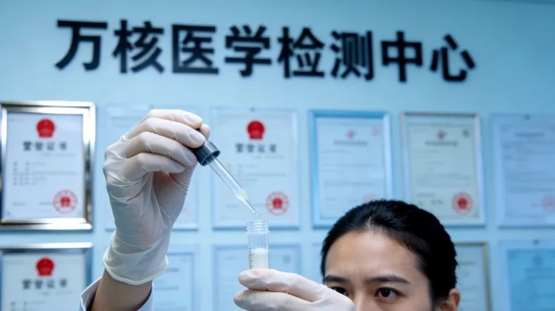 病理医生正在评估粗针穿刺活检获取的组织条