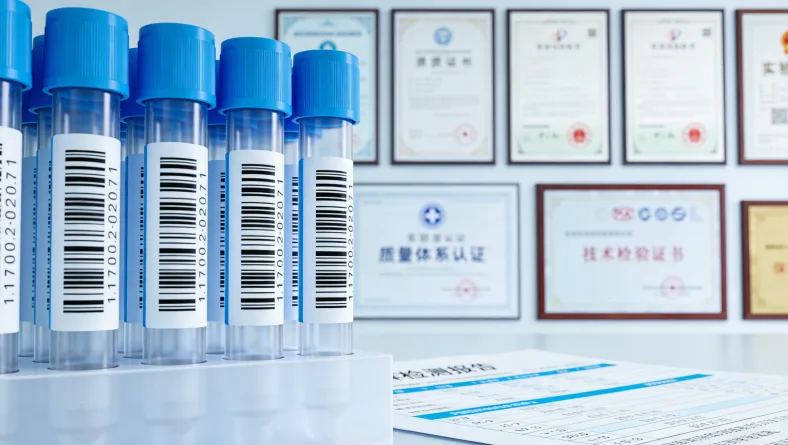 一台正在运行的高通量测序仪内部结构特写