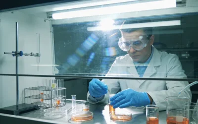 病理医生在显微镜下观察肉瘤组织切片