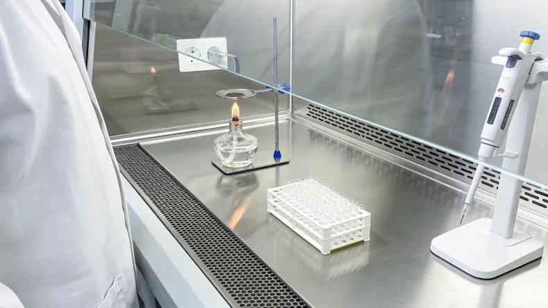 医生与患者讨论基因检测报告的场景