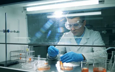 医生与年轻患者面对面沟通的温馨场景