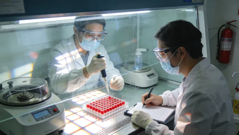 病理医生在显微镜下查看胸水中的肿瘤细胞