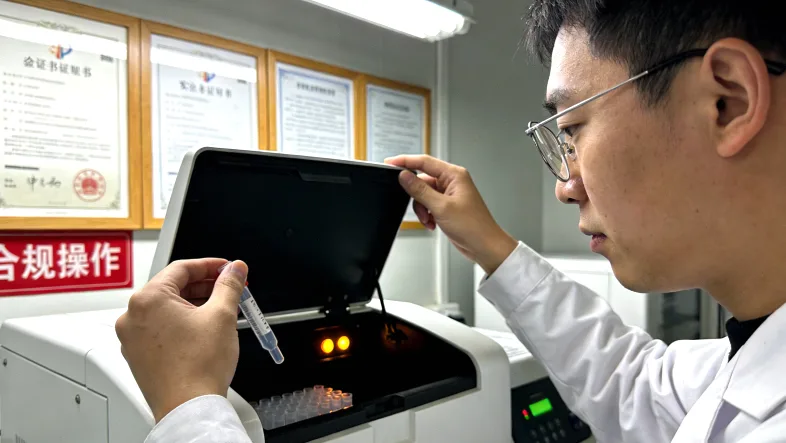 医生与患者共同查看MSI检测报告