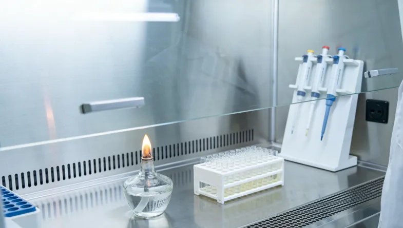 %中性缓冲福尔马林溶液特写与普通溶液对比示意图